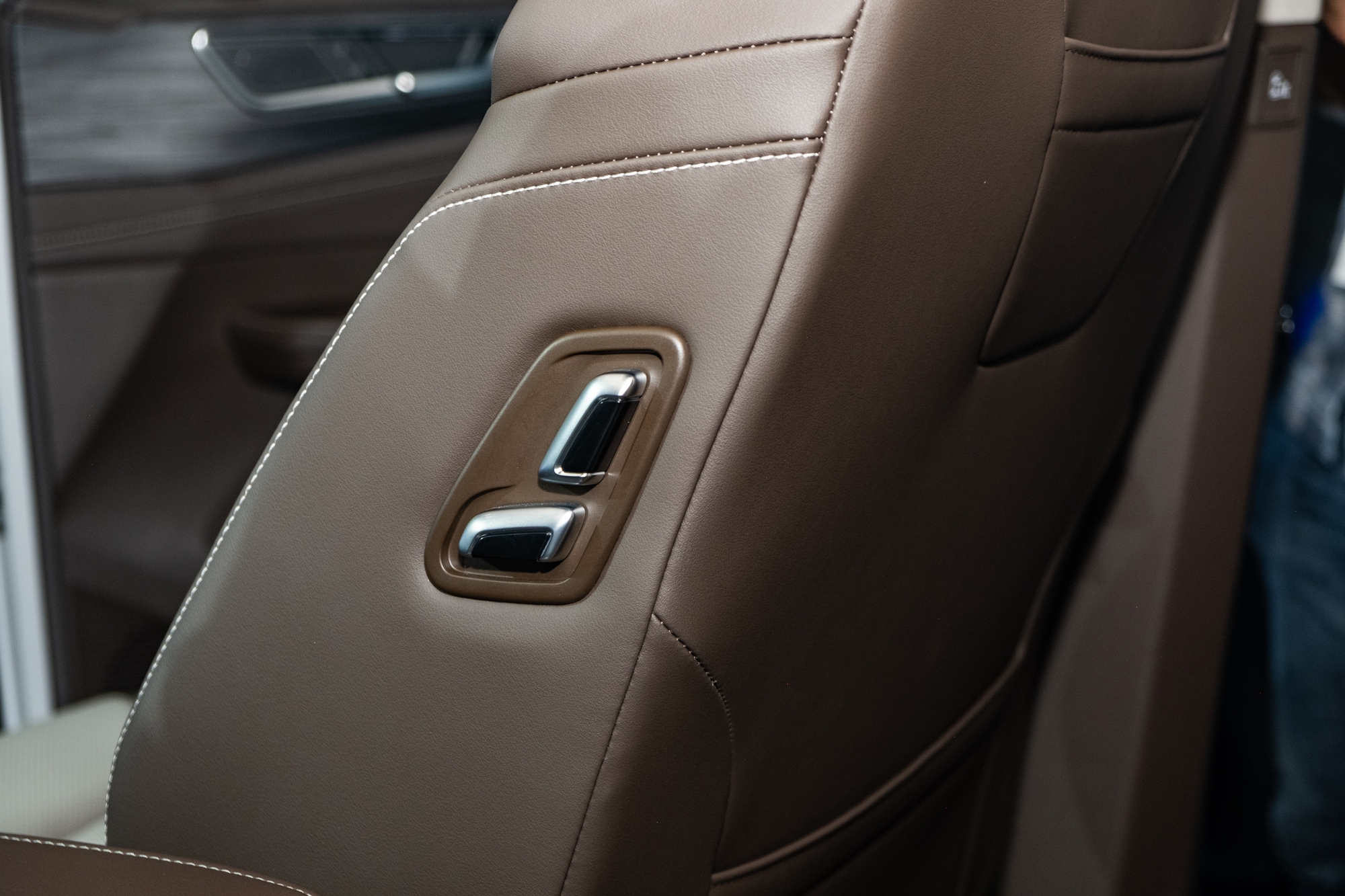 Ảnh thực tế VW Viloran Luxury vừa ra mắt VN: Đắt hơn bản thấp gần 200 triệu nhưng hàng ghế sau chuẩn thương gia - Ảnh 16