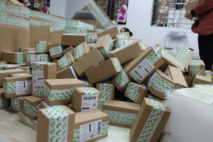 Clip cận cảnh kho hàng bị đột kích của "hot girl" livestream chốt ngàn đơn mỗi phiên: Căn biệt thự 5 tầng chất đầy hàng hoá - Ảnh 3