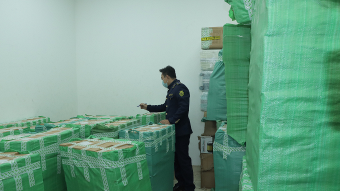 Clip cận cảnh kho hàng bị đột kích của "hot girl" livestream chốt ngàn đơn mỗi phiên: Căn biệt thự 5 tầng chất đầy hàng hoá - Ảnh 6