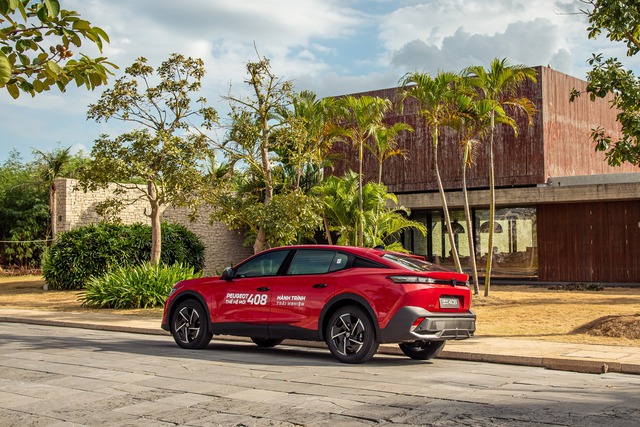 Peugeot 408 bất ngờ tăng giá: Không còn bản nào dưới 1 tỷ, vẫn một mình một phân khúc - Ảnh 3