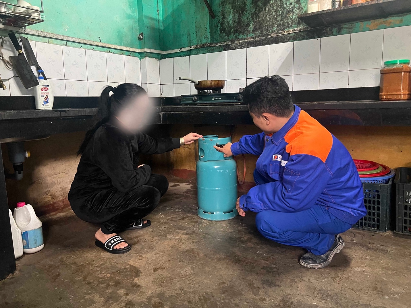 Quảng Bình: Cận cảnh công nghệ gas giả "hô biến" gas thật - Ảnh 1