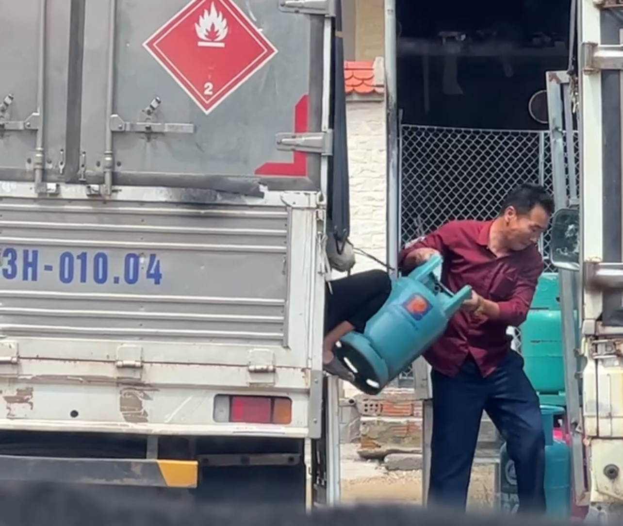 Quảng Bình: Cận cảnh công nghệ gas giả "hô biến" gas thật - Ảnh 3