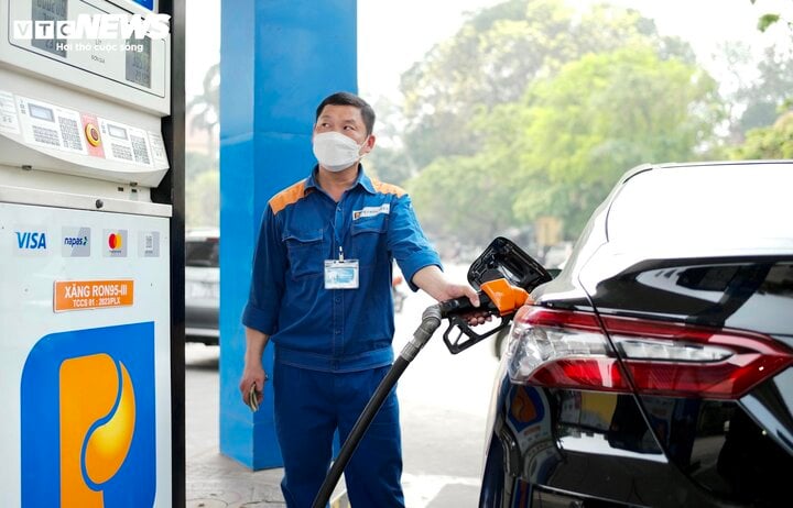 Tiếp tục giữ mức giảm 50% thuế bảo vệ môi trường với xăng, dầu từ 1/1/2024 - Ảnh 1