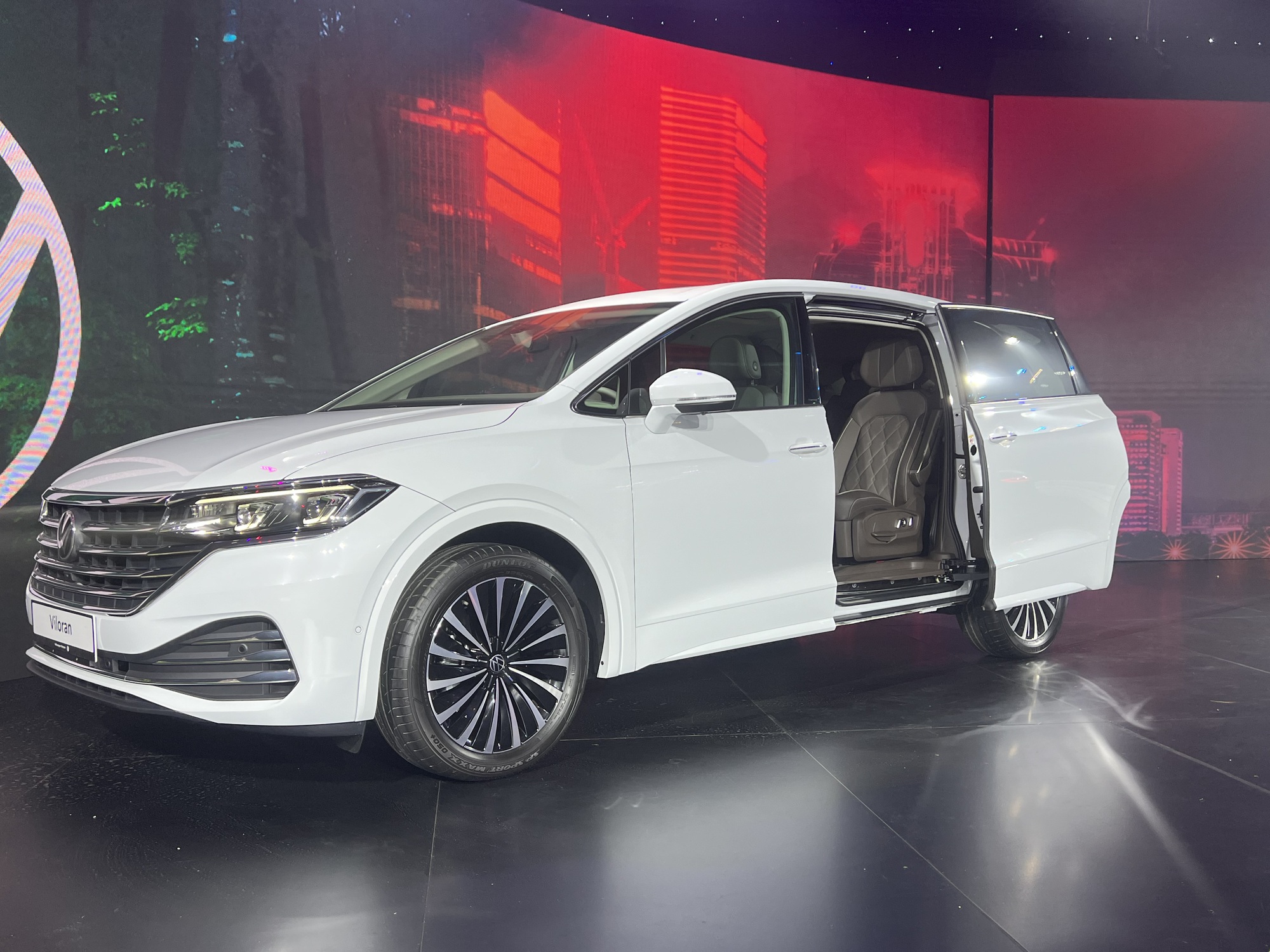 Sức mua giảm, hàng loạt ô tô vẫn mở bán - Ảnh 1