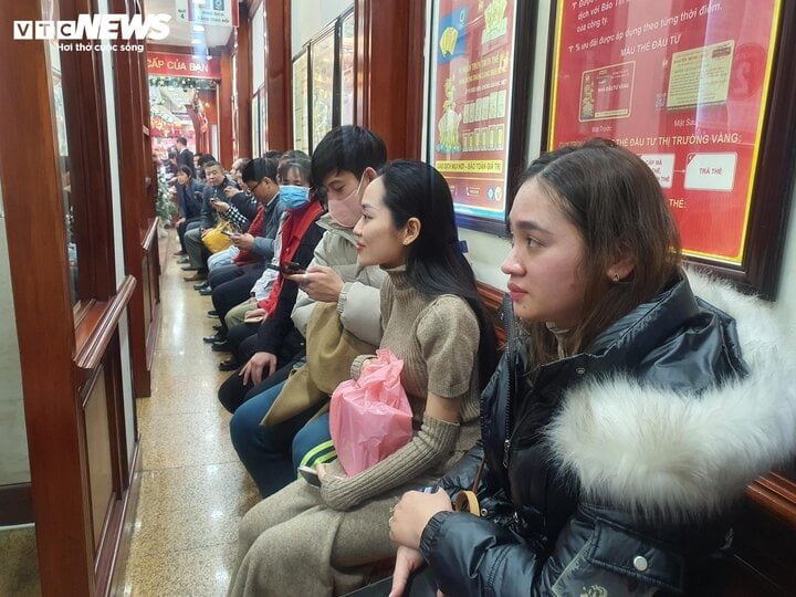 Hà Nội: Giá vàng leo đỉnh, dân đổ xô đi bán - Ảnh 2