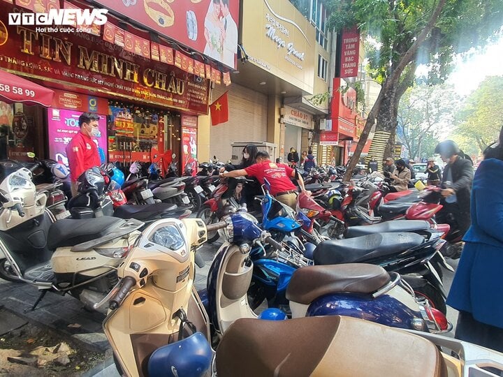 Hà Nội: Giá vàng leo đỉnh, dân đổ xô đi bán - Ảnh 4