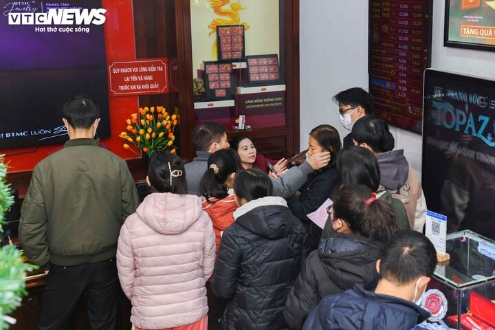 Hà Nội: Giá vàng leo đỉnh, dân đổ xô đi bán - Ảnh 3