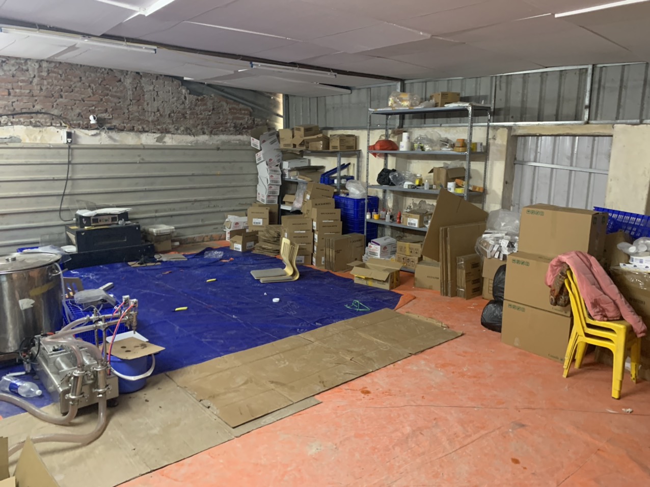 Hàng chục tấn thực phẩm chức năng "thương hiệu Úc, Canada"... sản xuất ở trại nuôi gà - Ảnh 1