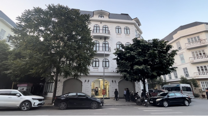 Clip cận cảnh kho hàng bị đột kích của "hot girl" livestream chốt ngàn đơn mỗi phiên: Căn biệt thự 5 tầng chất đầy hàng hoá - Ảnh 1