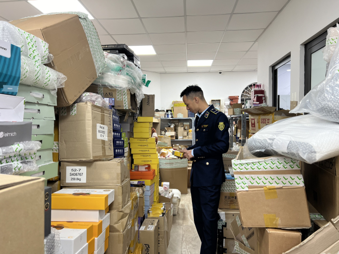 Clip cận cảnh kho hàng bị đột kích của "hot girl" livestream chốt ngàn đơn mỗi phiên: Căn biệt thự 5 tầng chất đầy hàng hoá - Ảnh 8