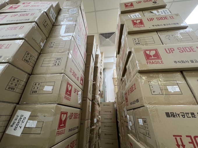 Clip cận cảnh kho hàng bị đột kích của "hot girl" livestream chốt ngàn đơn mỗi phiên: Căn biệt thự 5 tầng chất đầy hàng hoá - Ảnh 5