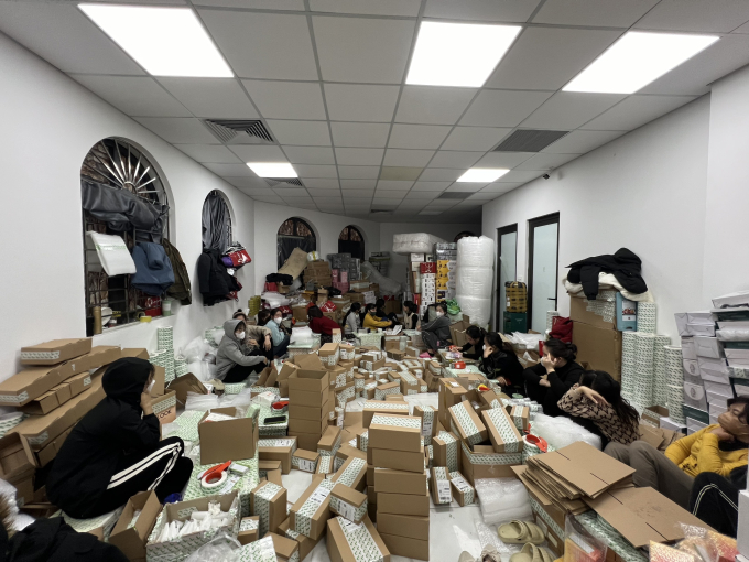 Clip cận cảnh kho hàng bị đột kích của "hot girl" livestream chốt ngàn đơn mỗi phiên: Căn biệt thự 5 tầng chất đầy hàng hoá - Ảnh 2