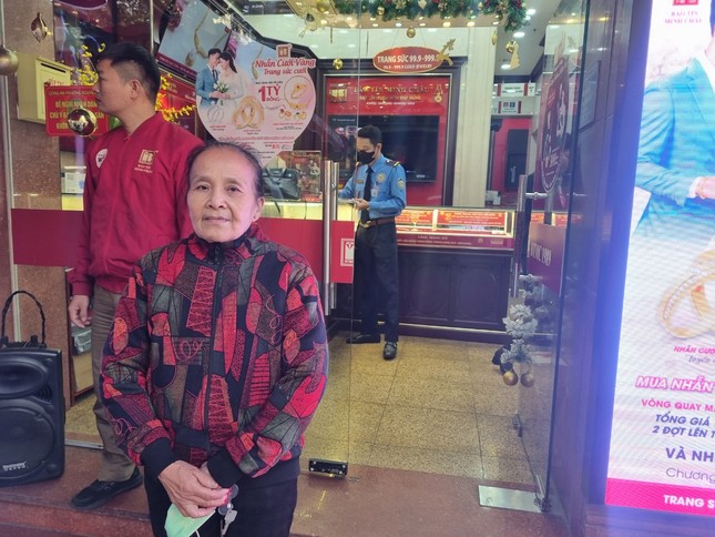 Giá vàng tăng lên 80 triệu đồng/lượng, người dân đổ đi mua vàng - Ảnh 2