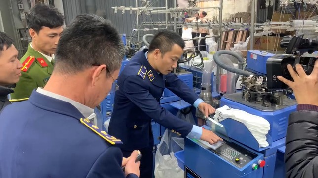 Đột kích xưởng may ở Hà Nội, phát hiện hàng nghìn bít tất nghi giả nhãn hiệu lớn - Ảnh 1