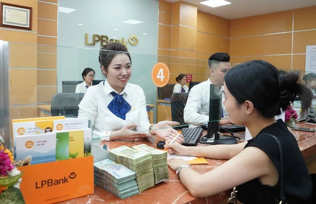 Lãi suất tiết kiệm tiếp tục đi xuống - Ảnh 1