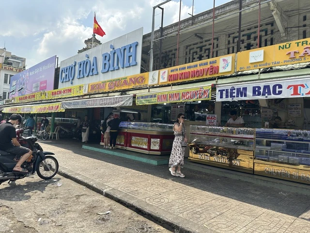 Giá vàng giảm sâu chưa từng có trong lịch sử - Ảnh 1