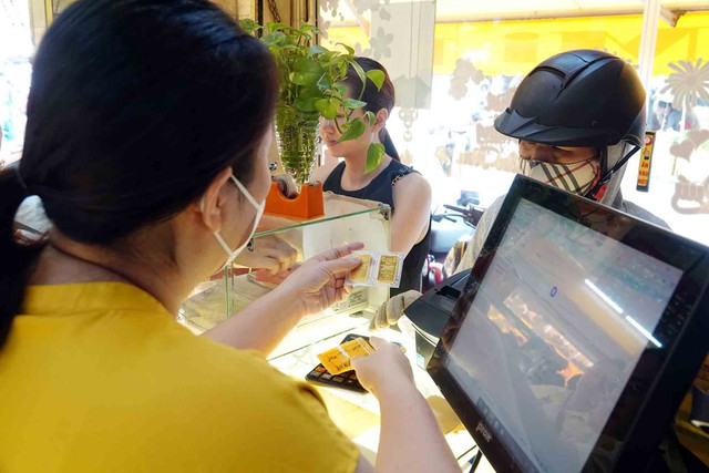 Vì sao giá vàng càng tăng, người mua càng lỗ? - Ảnh 1