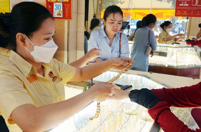 Vì sao giá vàng càng tăng, người mua càng lỗ? - Ảnh 2