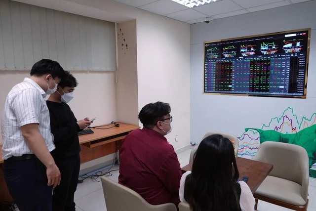 Tăng 1 điểm, VN-Index chốt năm 2023 trong sắc xanh - Ảnh 1