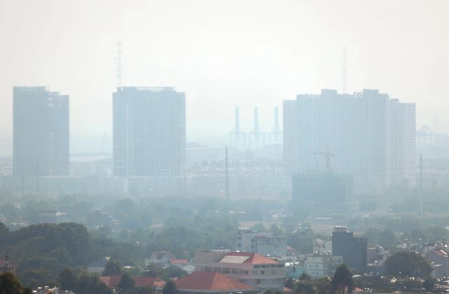 Không khí ngầu đục tại TP.HCM: Sương mù hay ô nhiễm? - Ảnh 1