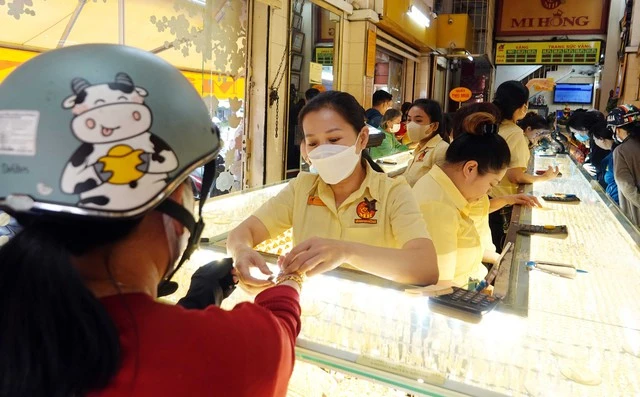 Tăng phi mã, vàng miếng SJC lên gần 80 triệu đồng/lượng - Ảnh 1