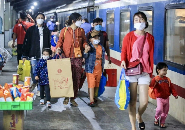 Vé tàu tết nhiều chặng cao ngất ngưởng, đắt hơn vé máy bay - Ảnh 1