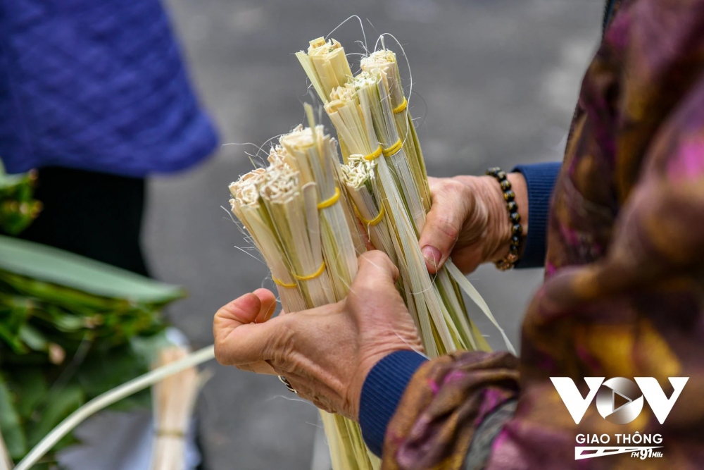 Nhộn nhịp chợ lá dong những ngày cận Tết - Ảnh 10