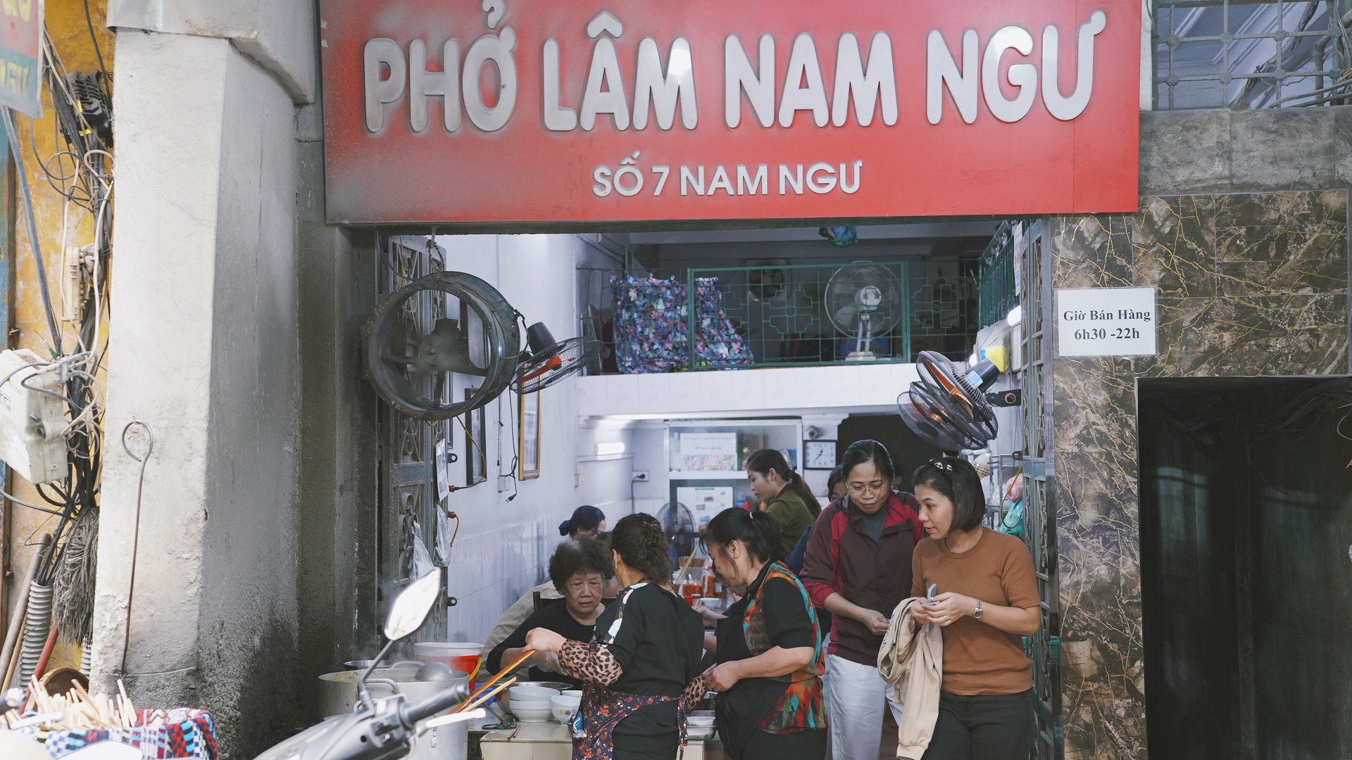 Phở Lâm (Hà Nội) đông nghịt khách sau drama, nhiều bạn trẻ phải ngậm ngùi ra về vì hết hàng - Ảnh 1