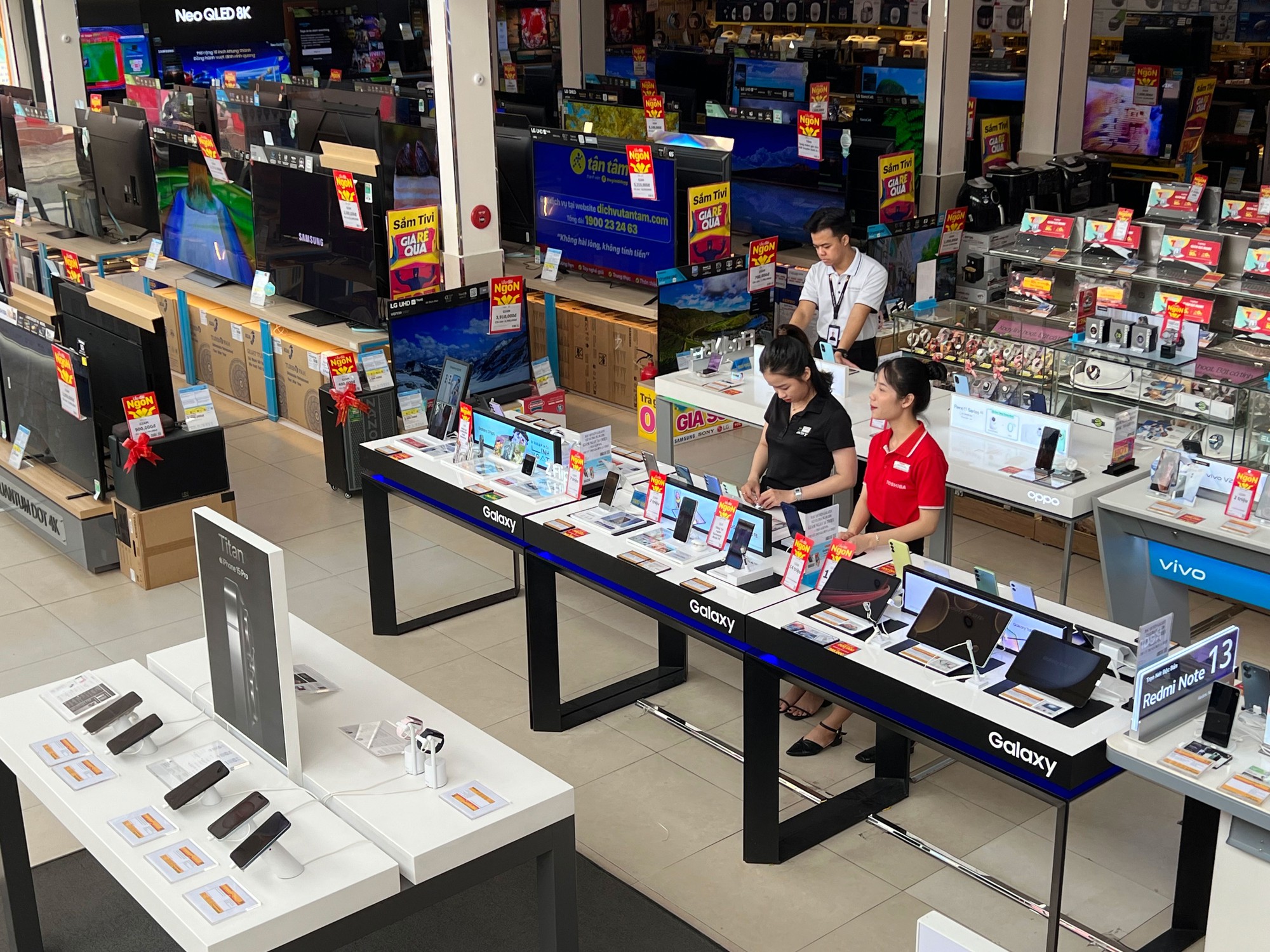 Đủ kiểu thu hút khách mua hàng điện máy - Ảnh 1