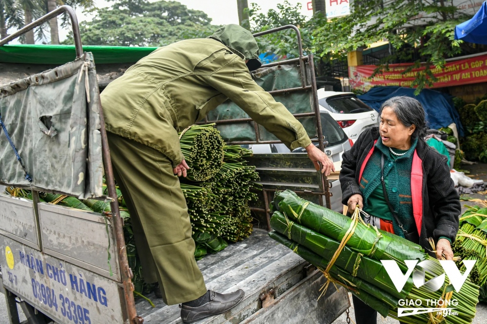 Nhộn nhịp chợ lá dong những ngày cận Tết - Ảnh 2