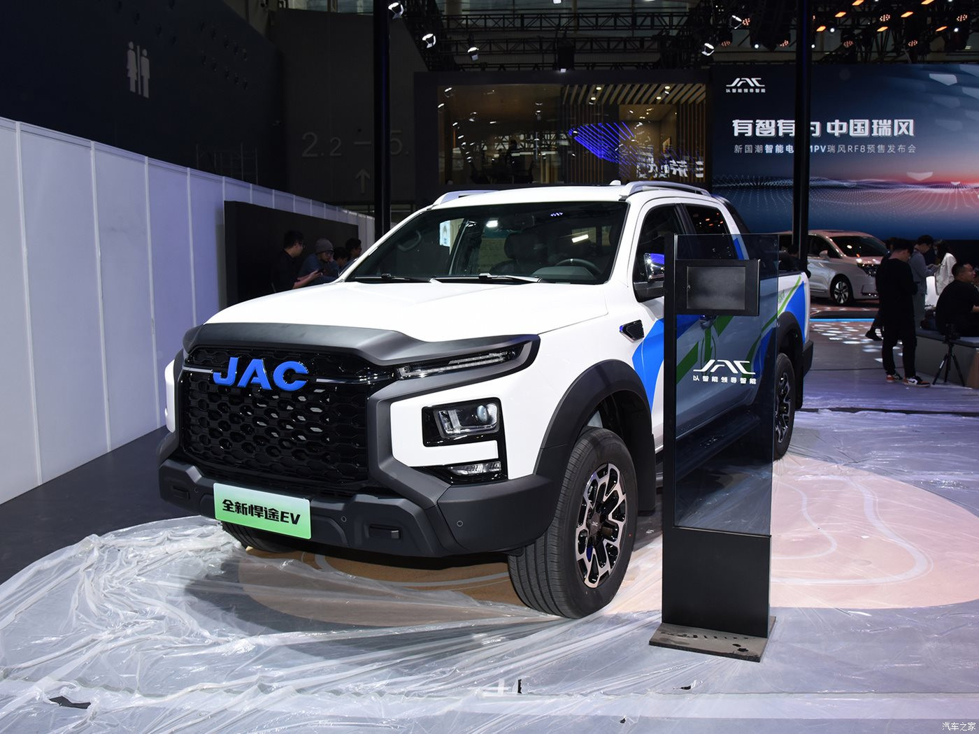 'Ông trùm' xe tải tại Việt Nam tấn công phân khúc bán tải điện: thiết kế hầm hố, sức mạnh ấn tượng, phạm vi di chuyển lên tới 500km - Ảnh 2