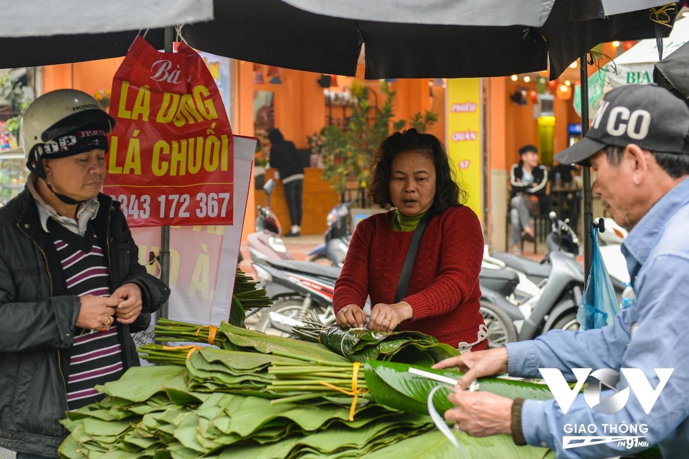 Nhộn nhịp chợ lá dong những ngày cận Tết - Ảnh 7