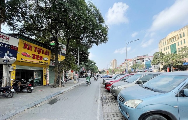 Giá thuê ô tô tự lái tăng gấp đôi vẫn 'cháy' hàng - Ảnh 1