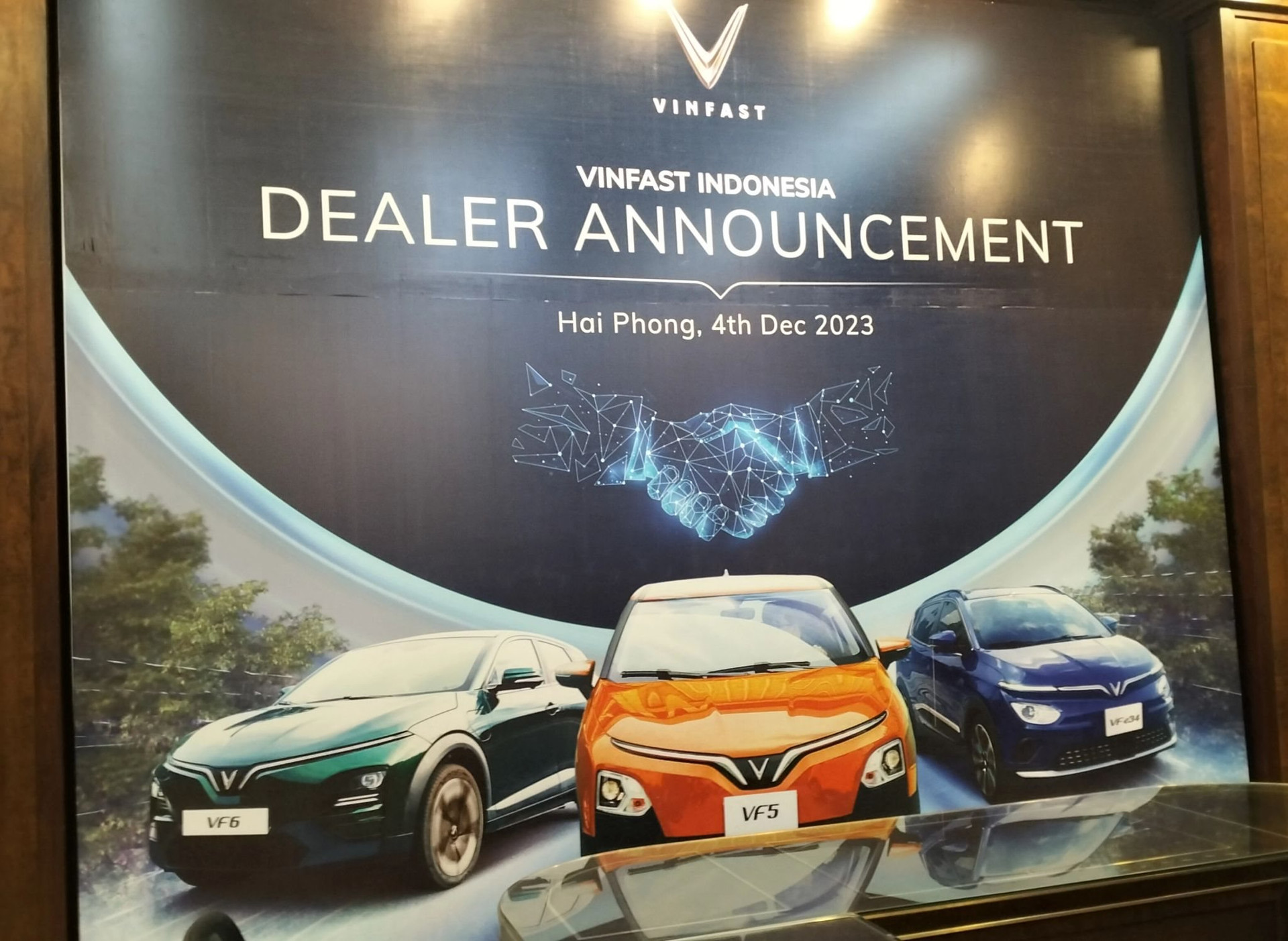 Báo Indonesia: Hãng xe điện của ông Phạm Nhật Vượng xây nhà máy sản xuất xe tay lái nghịch tại Indonesia trong quý 1/2024, sớm giới thiệu mẫu VF 5 giá rẻ ngang Wuling - Ảnh 1