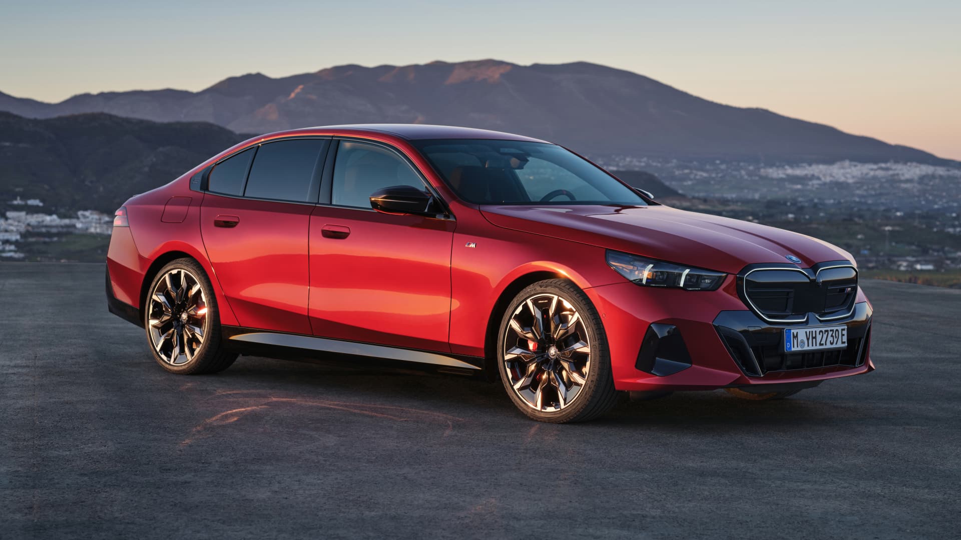 BMW 5-Series 2024 dễ về Việt Nam năm nay: Thiết kế phá cách kiểu xe Hàn, nhiều công nghệ mới cạnh tranh E-Class - Ảnh 2