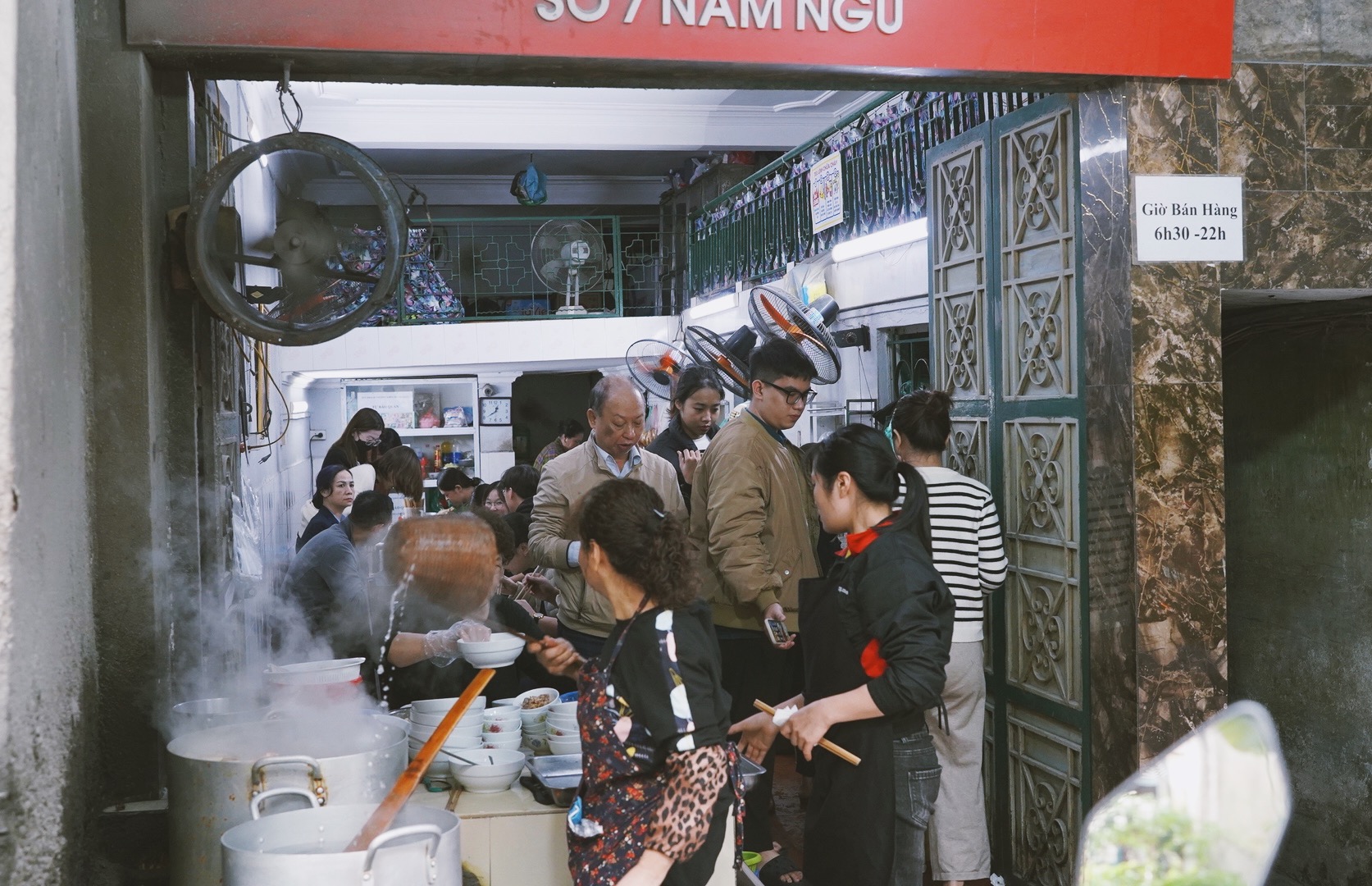 Phở Lâm (Hà Nội) đông nghịt khách sau drama, nhiều bạn trẻ phải ngậm ngùi ra về vì hết hàng - Ảnh 2