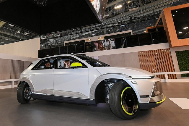 Báo Mỹ chỉ ra 10 xe và công nghệ nổi bật nhất CES 2024: VinFast VF 3 được khen rẻ, Hyundai có xe đi ngang như cua - Ảnh 2