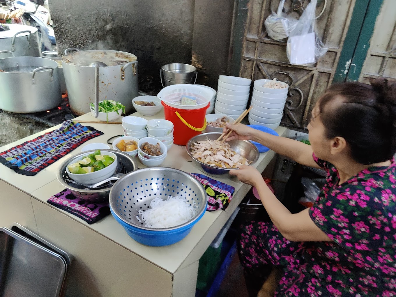 Các vị khách từng nhận xét thế nào về hàng phở gà 50 năm ở Hà Nội bị TikToker tố đuổi khách ngồi xe lăn? - Ảnh 2