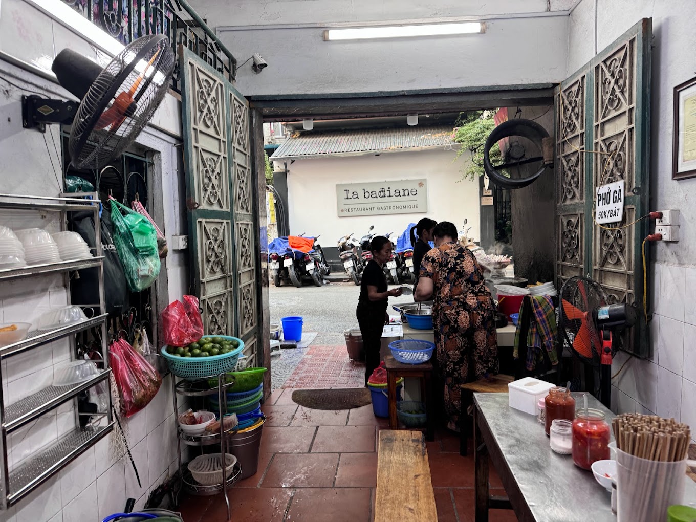 Các vị khách từng nhận xét thế nào về hàng phở gà 50 năm ở Hà Nội bị TikToker tố đuổi khách ngồi xe lăn? - Ảnh 3