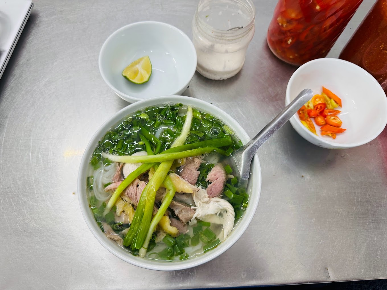 Các vị khách từng nhận xét thế nào về hàng phở gà 50 năm ở Hà Nội bị TikToker tố đuổi khách ngồi xe lăn? - Ảnh 8