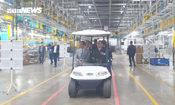 Ông Phạm Nhật Vượng lái xe chở Tổng thống Indonesia thăm nhà máy VinFast - Ảnh 10
