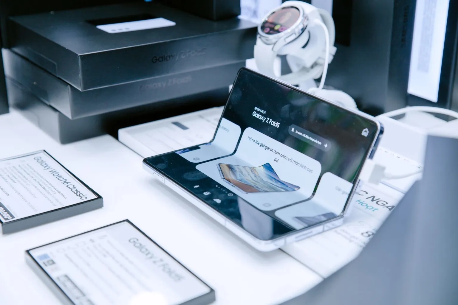 Điện thoại giảm giá "thả phanh" cận Tết, nhiều mẫu chỉ "nhỉnh" hơn 3 triệu đồng - Ảnh 1