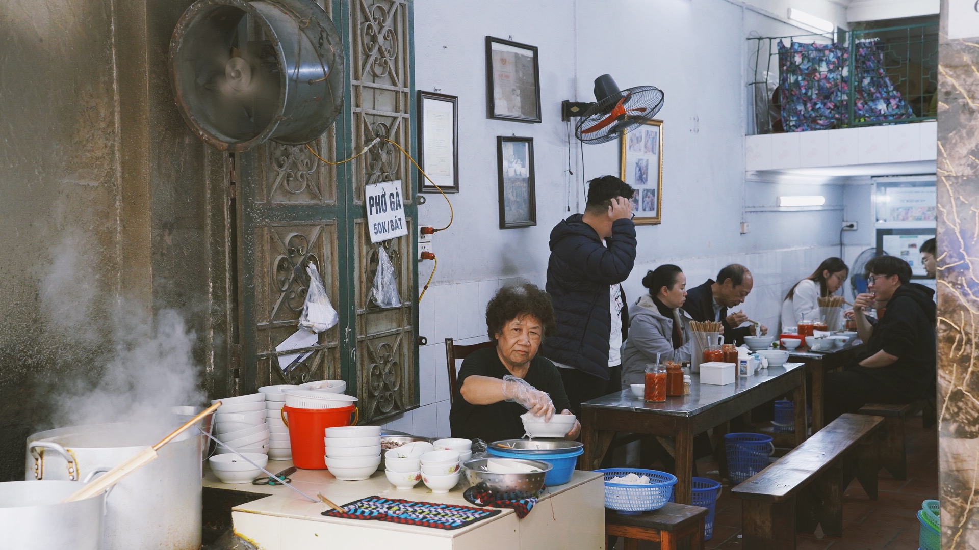 Phở Lâm (Hà Nội) đông nghịt khách sau drama, nhiều bạn trẻ phải ngậm ngùi ra về vì hết hàng - Ảnh 3