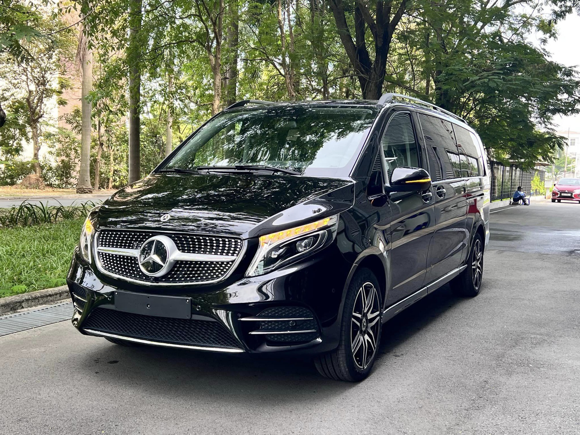 Loạt xe Mercedes-Benz giảm mạnh giá lăn bánh tại Việt Nam: Giảm cao nhất hơn 200 triệu, nhiều xe kèm 2 năm bảo hiểm - Ảnh 2