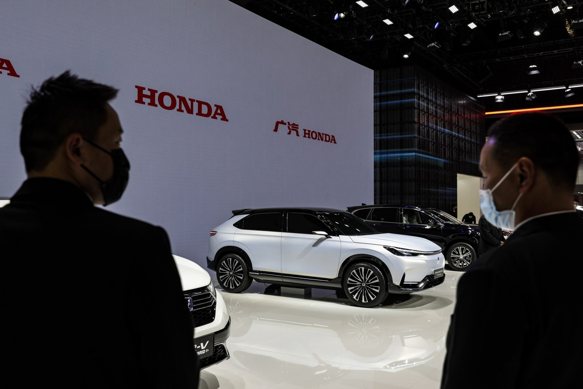 Cuộc chiến giảm giá xe điện lan rộng sang xe xăng: showroom đìu hiu không một bóng người, nhiều nhà sản xuất ô tô ‘lo sốt vó’ - Ảnh 1