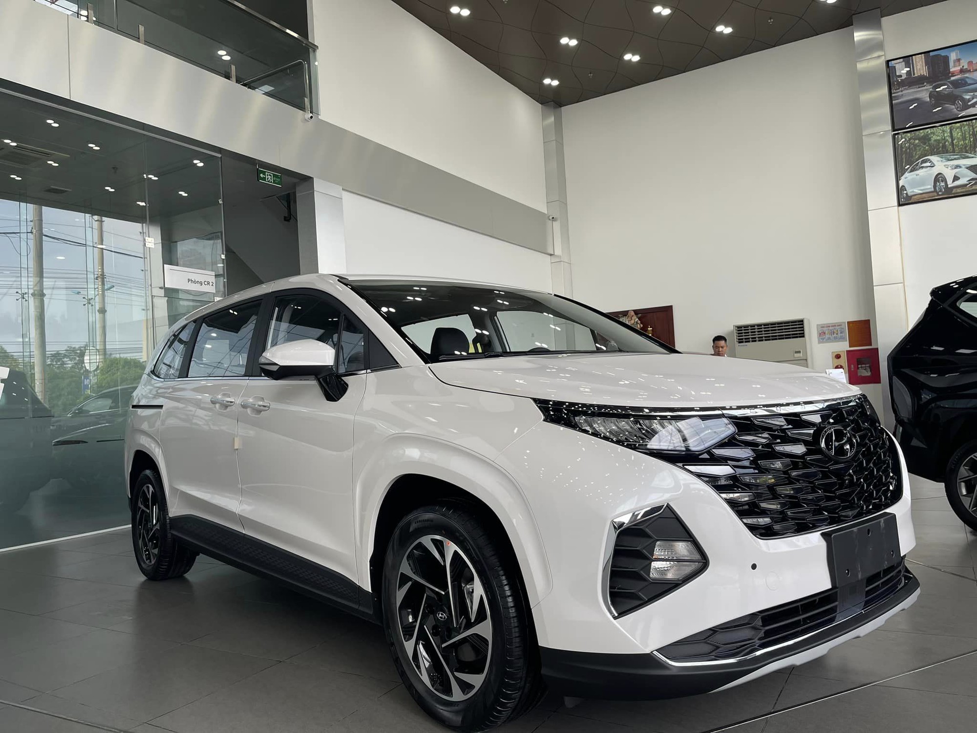 Lô Kia Carnival sản xuất 2024 vừa về đại lý đã giảm giá: Bản full còn 1,759 tỷ, tăng sức cạnh tranh trước Viloran - Ảnh 2