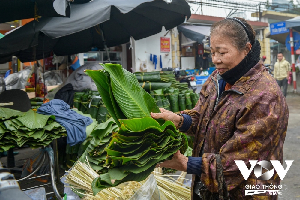Nhộn nhịp chợ lá dong những ngày cận Tết - Ảnh 9