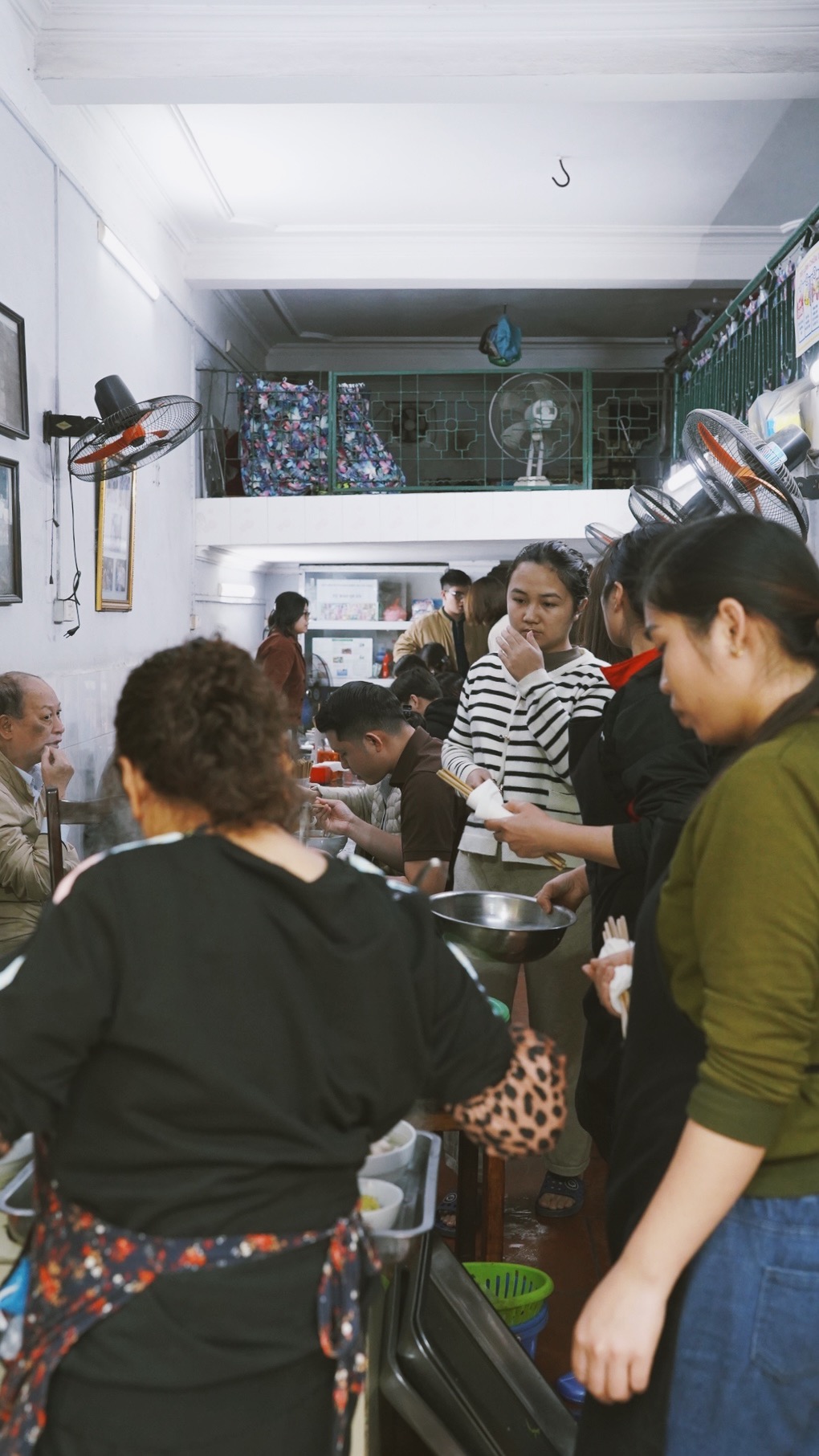 Phở Lâm (Hà Nội) đông nghịt khách sau drama, nhiều bạn trẻ phải ngậm ngùi ra về vì hết hàng - Ảnh 4