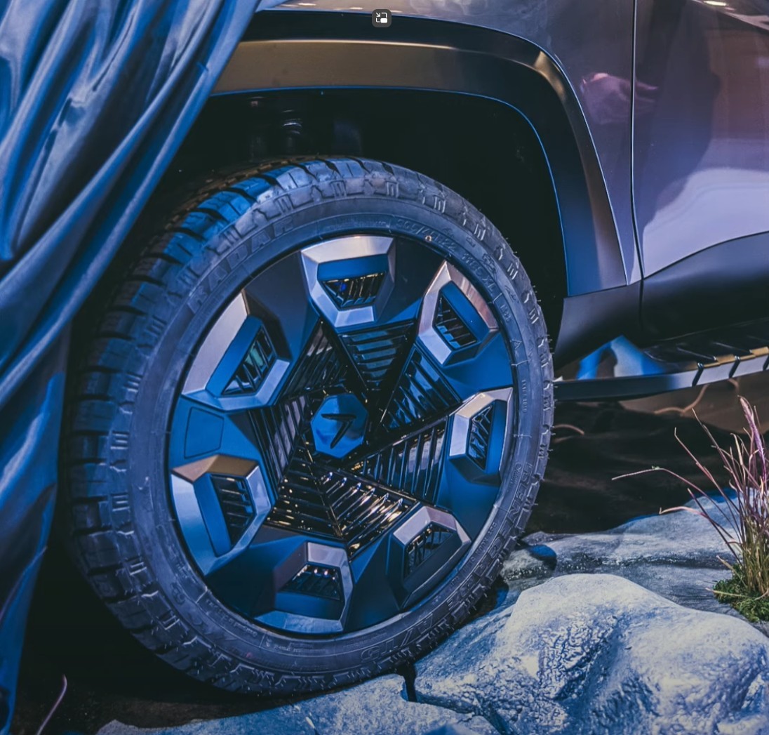 Bán tải VinFast để lộ chi tiết mới trước giờ ra mắt: Lốp đa địa hình, mâm ngang cỡ bản lớn nhất của F-150 - Ảnh 1