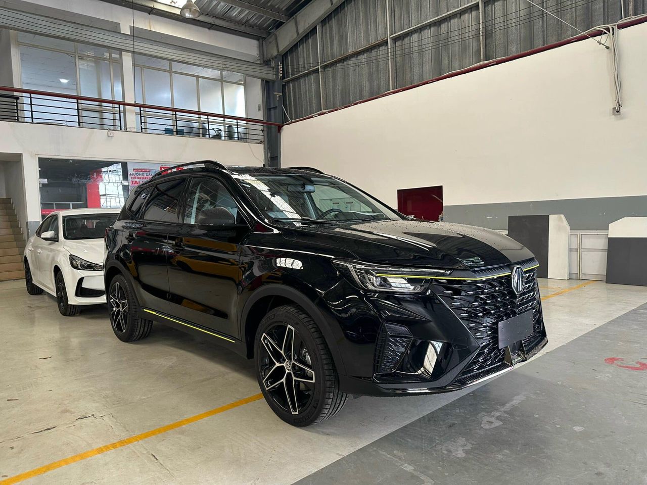 MG RX5 giảm giá kỷ lục còn 580 triệu tại đại lý: Cùng cỡ Tucson nhưng rẻ ngang Venue - Ảnh 2